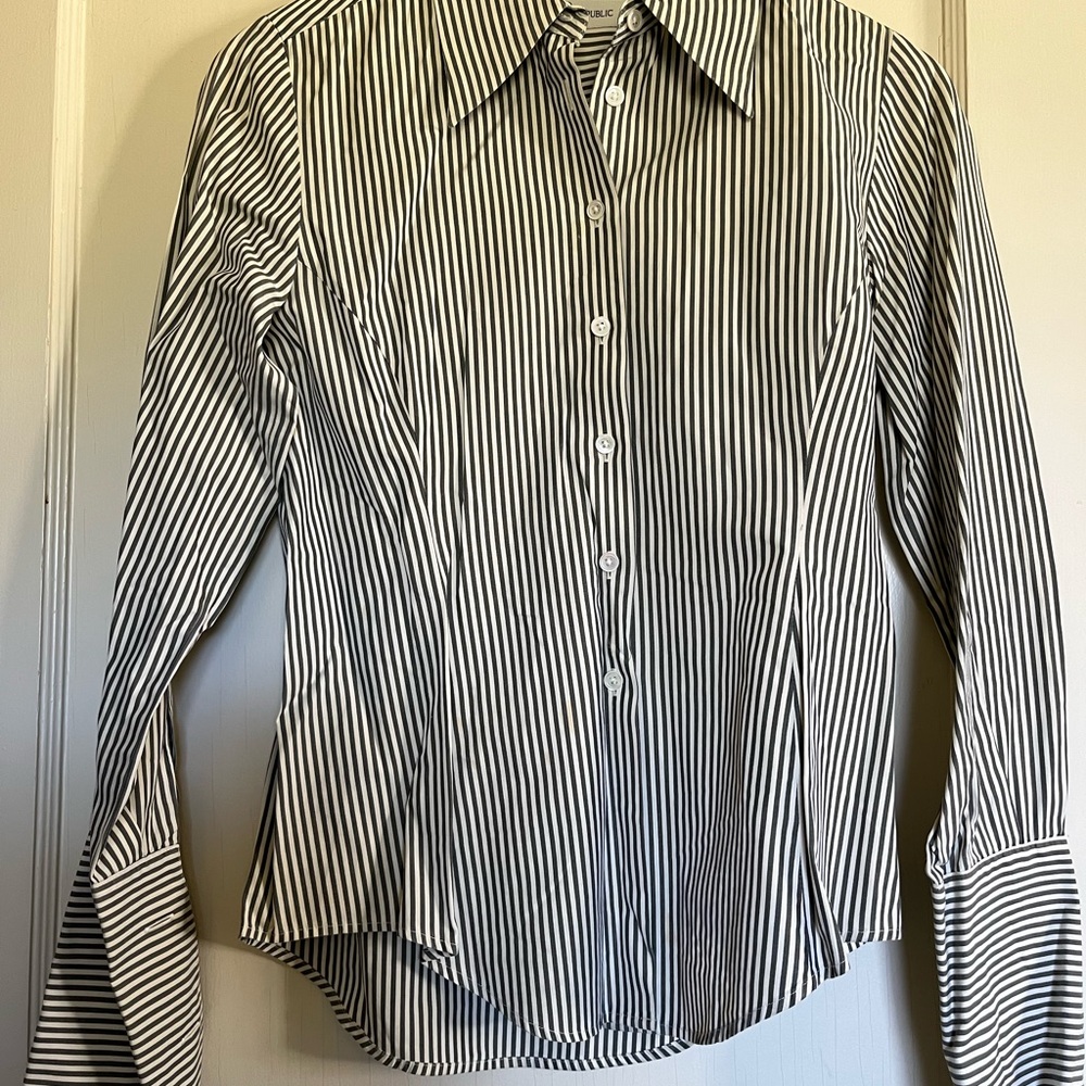 Banana Republic dark grey pin striped women’s tailored blouse. Size XS.